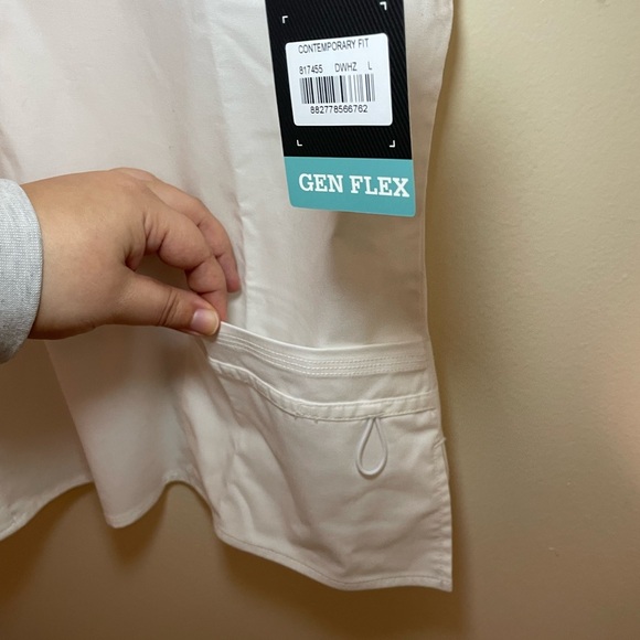 ✨NWT Dickies White V-Neck Scrub Top Size L #A1 - Picture 6 of 9